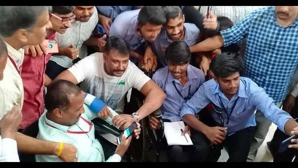 ಜೆಎಸ್‌ಎಸ್‌ ಕಾಲೇಜಿಗೆ ಡಿ ಬಾಸ್ ಎಂಟ್ರಿ: ವಿದ್ಯಾರ್ಥಿಗಳ ಜೊತೆ ಸಂಭ್ರಮ