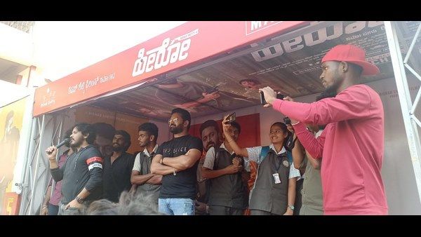 ಶಿವಮೊಗ್ಗದ ಕಾಲೇಜಿಗೆ ನುಗ್ಗಿದ ‘ಹೀರೋ’: ಸೆಲ್ಫಿಗೆ ಮುಗಿಬಿದ್ದ ವಿದ್ಯಾರ್ಥಿಗಳು
