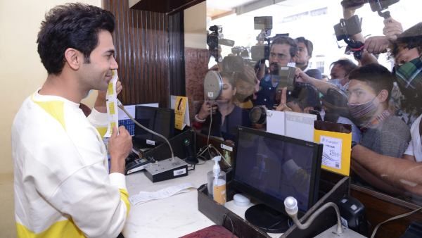 ದೆಹಲಿ ಚಿತ್ರಮಂದಿರದಲ್ಲಿ ಟಿಕೆಟ್ ಮಾರಾಟ ಮಾಡಿದ ರಾಜ್ ಕುಮಾರ್ ರಾವ್