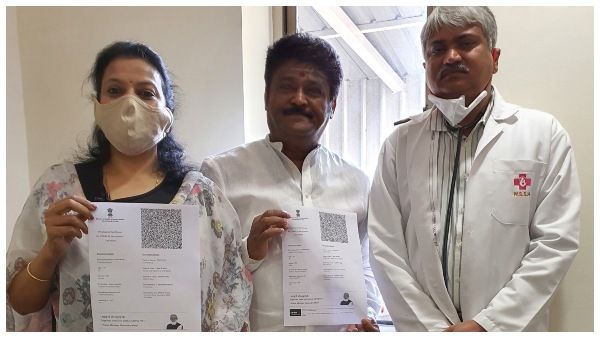 ಕೋವಿಡ್ ಲಸಿಕೆ ಪಡೆದ ಜಗ್ಗೇಶ್ ದಂಪತಿ: 'ಇನ್ನು ಎರಡು ವರ್ಷ ಅಂತರವಿರಲಿ' ಎಂದ ನಟ