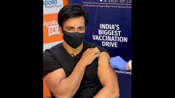 ಕೊರೊನಾ ಲಸಿಕೆ ಪಡೆದ ಬಾಲಿವುಡ್ ನಟ ಸೋನು ಸೂದ್