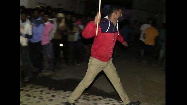 ದಾವಣಗೆರೆಯಲ್ಲಿ 'ಯುವರತ್ನ' ನೋಡಲು ನೂಕುನುಗ್ಗಲು, ಪೊಲೀಸರಿಂದ ಲಾಠಿಚಾರ್ಜ್