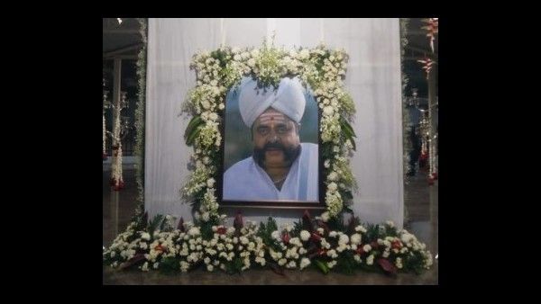 ಅಂಬಿ ಹುಟ್ಟುಹಬ್ಬ: ಸುಮಲತಾ, ಅಭಿಷೇಕ್‌ರಿಂದ ಸಮಾಧಿಗೆ ಪೂಜೆ, ಮಂಡ್ಯಕ್ಕೆ ಪಯಣ