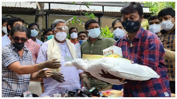 ಸಿನಿ ಕಾರ್ಮಿಕರಿಗೆ ಫುಡ್ ಕಿಟ್ ವಿತರಿಸಿದ ಸಿದ್ದರಾಮಯ್ಯ, ಜಮೀರ್ ಅಹ್ಮದ್