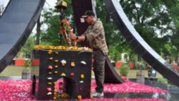 ಯೋಧರ ಭೇಟಿಯಾಗಿ 1 ಕೋಟಿ ದೇಣಿಗೆ ನೀಡಿದ ಅಕ್ಷಯ್ ಕುಮಾರ್