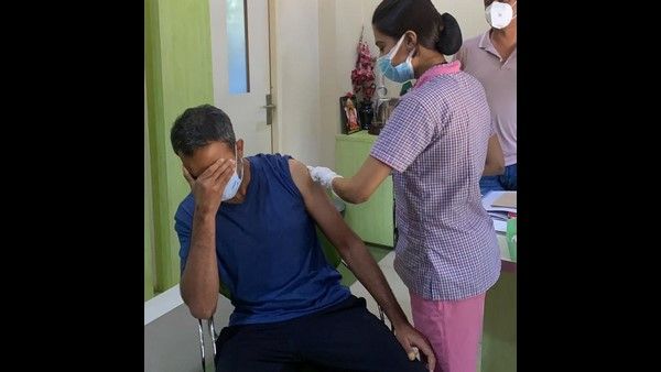 ಲಸಿಕೆ ಪಡೆದ ಪ್ರಶಾಂತ್ ನೀಲ್: ಫೋಟೋಗೆ ಬರ್ತಿದೆ ಮಜವಾದ ಕಾಮೆಂಟ್ಸ್