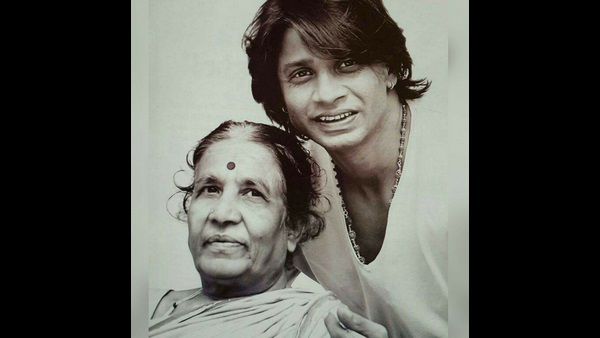 'ಸಾವಿರ ದೇವರಿಗೂ ಮಿಗಿಲಿವಳು ನಮ್ಮಮ್ಮ': ತಾಯಿಯಲ್ಲಿ ದೇವರ ಕಂಡಿದ್ದ ವಿಜಯ್