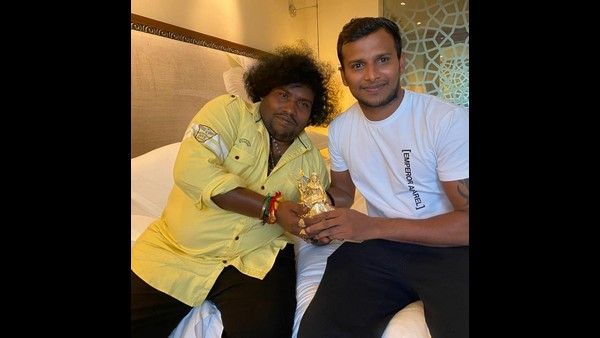 ಯೋಗಿಬಾಬು ಭೇಟಿ ಮಾಡಿ ಉಡುಗೊರೆ ನೀಡಿದ ಕ್ರಿಕೆಟಿಗ ನಟರಾಜನ್