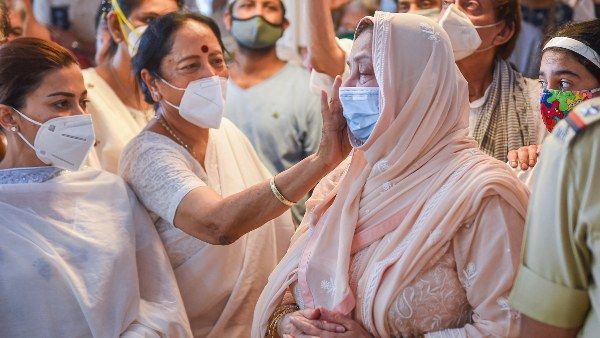 ದಿಲೀಪ್ ಕುಮಾರ್ ಪತ್ನಿಗೆ ಕರೆ ಮಾಡಿ ಸಾಂತ್ವನ ಹೇಳಿದ್ದ ಮೋದಿ