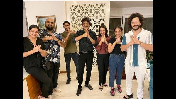 ಕುಟುಂಬದ ಜೊತೆ ನಾಗಾರ್ಜುನ ಹುಟ್ಟುಹಬ್ಬದ ಸಂಭ್ರಮ: ಸಮಂತಾ ಎಲ್ಲಿ ಎನ್ನುತ್ತಿರುವ ಫ್ಯಾನ್ಸ್