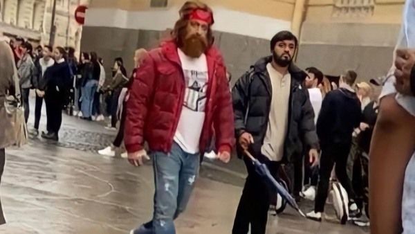 ಗಡ್ಡದಾರಿಯಾಗಿ ರಷ್ಯಾ ಬೀದಿಯಲ್ಲಿ ಕಾಣಿಸಿಕೊಂಡ ಸಲ್ಮಾನ್ ಖಾನ್: ಹೊಸ ಅವತಾರ ಸಖತ್ ವೈರಲ್