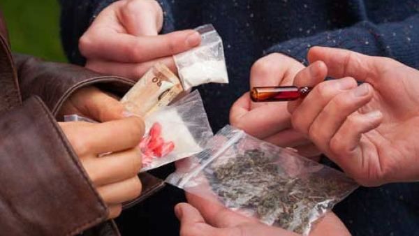 ಡ್ರಗ್ಸ್ ಪ್ರಕರಣ: ಬೆಳ್ಳಂಬೆಳಗ್ಗೆ ಸೆಲೆಬ್ರಿಟಿಗಳ ಮನೆ ಮೇಲೆ ಬೆಂಗಳೂರು ಪೊಲೀಸರ ದಾಳಿ