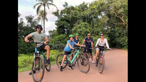 ಜಾಲಿ ಮೂಡಲ್ಲಿ ನಟಿ ಸಮಂತಾ: ಸ್ನೇಹಿತರ ಜೊತೆ ಸೈಕಲ್ ರೈಡ್