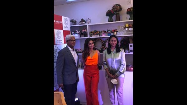 ಮೈವಾ ಸ್ಟೋರ್ ಉದ್ಘಾಟಿಸಿ ಮುದ್ದಾಗಿ ಕನ್ನಡ ಮಾತಾಡಿದ 'ಗೂಗ್ಲಿ' ನಟಿ ಕೃತಿ