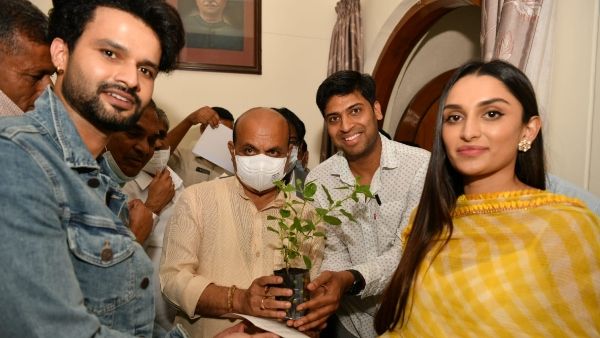 ನಿನ್ನ ಸನಿಹಕೆ ಚಿತ್ರದ ಮೊದಲ ಟಿಕೆಟ್ ಮುಖ್ಯಮಂತ್ರಿ ಬೊಮ್ಮಾಯಿಗೆ