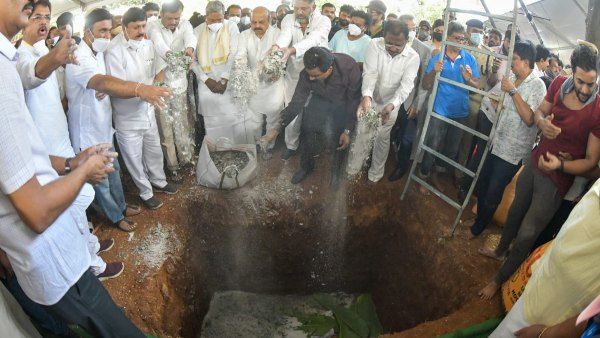 ಕಂಠೀರವ ಸ್ಟುಡಿಯೋದಲ್ಲಿ ಮಣ್ಣಲ್ಲಿ ಮಣ್ಣಾದ ಅಪ್ಪು