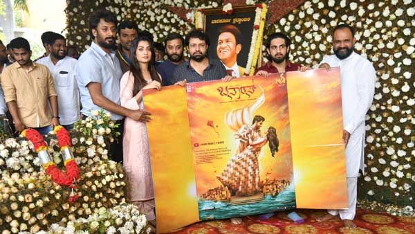 ಅಪ್ಪು ಸಮಾಧಿ ಮುಂದೆ 'ಬನಾರಸ್' ಪೋಸ್ಟರ್ ಬಿಡುಗಡೆ