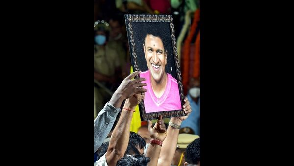 ಅಪ್ಪು ಅಭಿಮಾನಿಗಳಿಗೆ ಅನ್ನದಾನ ಏರ್ಪಡಿಸಿದ ದೊಡ್ಮನೆ ಕುಟುಂಬ