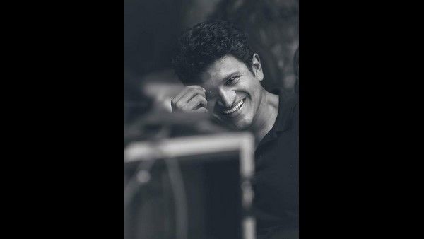 ಕಣ್ಣುದಾನಕ್ಕೆ ಸಹಿ ಮಾಡಲು ಕ್ಯೂ ನಿಂತ ಪುನೀತ್ ಅಭಿಮಾನಿಗಳು