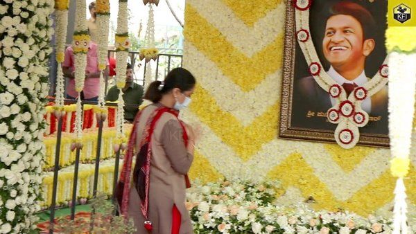 11ನೇ ದಿನದ ಕಾರ್ಯ: ಪುನೀತ್ ರಾಜ್‌ಕುಮಾರ್ ಸಮಾಧಿ ಬಳಿ ಅಣ್ಣಾವ್ರ ಕುಟುಂಬ