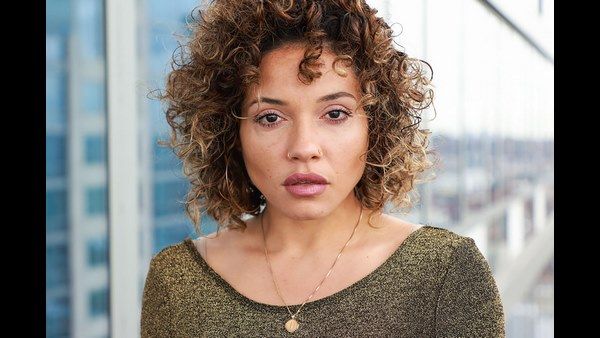 ಗಾಯಕಿಯ ದುರ್ವತನೆ: ಅಭಿಮಾನಿ ಮುಖಕ್ಕೆ ಮೂತ್ರ ವಿಸರ್ಜನೆ