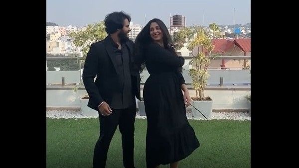 ಮೊದಲ ಬಾರಿ ಪತ್ನಿ ರೇವತಿ ಜೊತೆ ಡವಾ ಡವಾ ಎನ್ನುತಲೇ ಹೆಜ್ಜೆ ಹಾಕಿದ ನಿಖಿಲ್