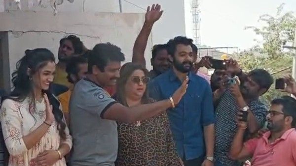 ಕೊಪ್ಪಳದಲ್ಲಿ ಪ್ರೇಮ್ ಮತ್ತು ರಕ್ಷಿತಾ ಅವರನ್ನು ನೋಡಲು ಮುಗಿಬಿದ್ದ ಜನ!