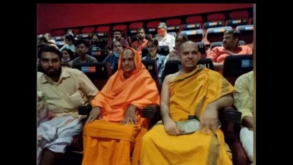 ಮೊದಲ ಬಾರಿ ಚಿತ್ರಮಂದಿರಕ್ಕೆ ತೆರಳಿ ಸಿನಿಮಾ ವೀಕ್ಷಿಸಿದ ಪೇಜಾವರ ಶ್ರೀ: ಯಾವುದಾ ಸಿನಿಮಾ?