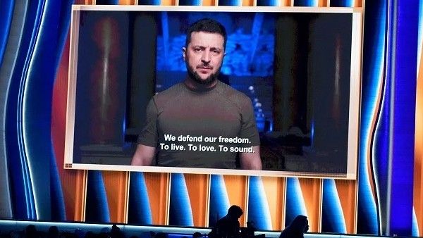ಗ್ರ್ಯಾಮಿ ಶೋನಲ್ಲಿ ಕಾಣಿಸಿಕೊಂಡ ಯುದ್ಧ ಪೀಡಿತ ಉಕ್ರೇನ್ ಅಧ್ಯಕ್ಷ ಹೇಳಿದ್ದೇನು?