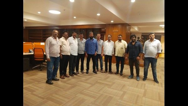 ಕರ್ನಾಟಕದ 'ಕೆಜಿಎಫ್ 2' ವಿತರಕರಿಗೆ ಸನ್ಮಾನ: ಗೆಲುವಿಗೆ ಕಾರಣವಾದವರನ್ನು ಹೊಂಬಾಳೆ, ಯಶ್ ಮರೆಯಲಿಲ್ಲ