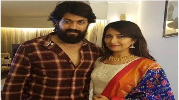 ಬಾಲ್ಯ ಸ್ನೇಹಿತನ ಮದುವೆಗೆ ಪತ್ನಿ ಸಮೇತ ಆಗಮಿಸಿದ ಯಶ್