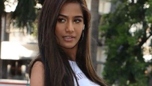 ಒಳ ಉಡುಪು ಧರಿಸಿದೇ ಬಂದ ಪೂನಂ: ನೆಟ್ಟಿಗರಿಂದ ಸಖತ್ ಟ್ರೋಲ್