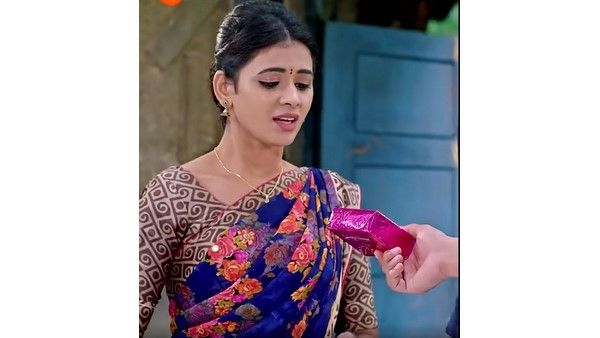 ಸಹನಾಗೆ ಉಡುಗೊರೆ ಕೊಟ್ಟು ಕ್ಷಮೆ ಕೇಳಿದ ಮೇಷ್ಟ್ರು: ಎತ್ತ ಸಾಗ್ತಿದೆ ಇವರ ಲವ್ ಸ್ಟೋರಿ?