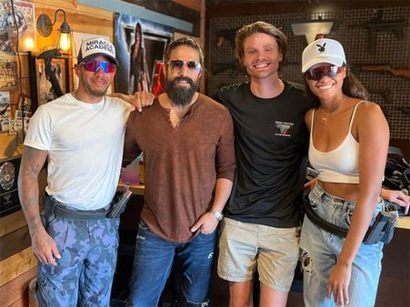 ಫಾರ್ಮುಲಾ ಕಾರು ರೇಸರ್ ಜೊತೆ ನಟ ಯಶ್: ಯಾರು ಈ ಹ್ಯಾಮಿಲ್ಟನ್?