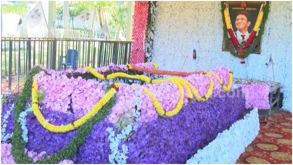 ಅಪ್ಪು ಅಗಲಿ ವರ್ಷ: ಪೂಜೆ ಸಲ್ಲಿಸಿದ ದೊಡ್ಮನೆ ಕುಟುಂಬ