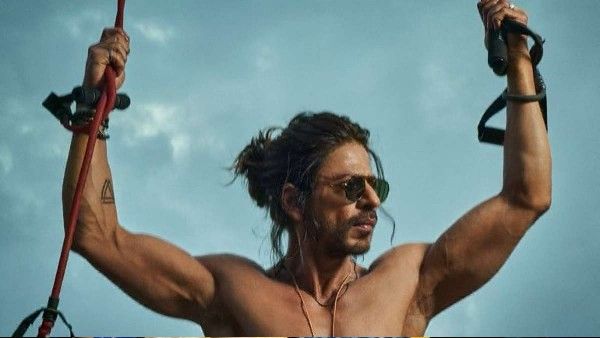 ಹನುಮಾನ್ ಚಾಲಿಸಾ ಪಠಿಸುತ್ತಾ, ಶಾರುಖ್ ಸಿನಿಮಾ ಶೂಟಿಂಗ್‌ಗೆ ನುಗ್ಗಿದ ಹಿಂದೂ ಸಂಘಟನೆ ಸದಸ್ಯರು