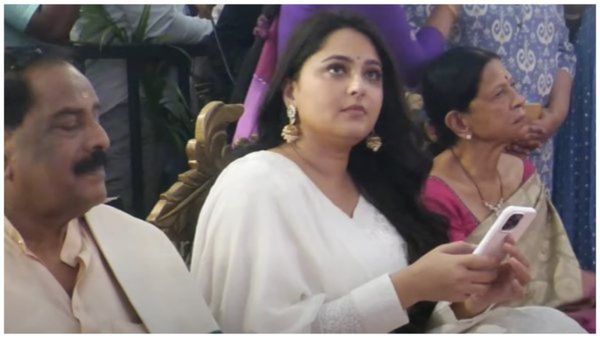 2 ವರ್ಷಗಳ ಬಳಿಕ ಕಾಣಿಸಿಕೊಂಡ ಅನುಷ್ಕಾ ಶೆಟ್ಟಿ: ಸ್ವೀಟಿ ಲುಕ್ ನೋಡಿ ಫ್ಯಾನ್ಸ್ ಶಾಕ್!