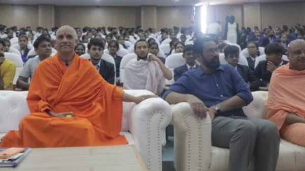 ವಿದ್ಯಾರ್ಥಿಗಳ ಜೊತೆ ಕೂತು 'ತನುಜಾ' ಸಿನಿಮಾ ವೀಕ್ಷಿಸಿದ ಡಾ. ನಿರ್ಮಲಾನಂದನಾಥ ಸ್ವಾಮೀಜಿ