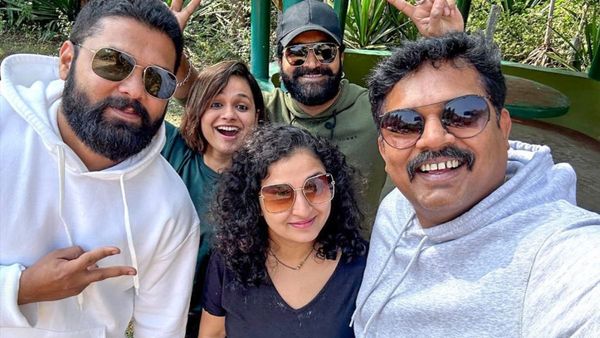 ಸಿಂಗಲ್ ಆಗಿರೋರು ಆದಷ್ಟು ಬೇಗ ಮಿಂಗಲ್ ಆಗೋ ಹಾಗಾಗ್ಲಿ ಎಂದು ರಕ್ಷಿತ್ ಶೆಟ್ಟಿ ಕಾಲೆಳೆದ ರಿಷಬ್ ಶೆಟ್ಟಿ!