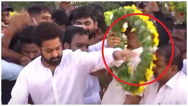 ಬೊಕ್ಕೆ ಬೇಡ ಎಂದು ತಳ್ಳಿದ ತಾರಕ್: ತಾತನ ಸಮಾಧಿಗೆ ನಮಿಸುವ ವೇಳೆ ಜ್ಯೂ. ಎನ್‌ಟಿಆರ್ ಗರಂ?