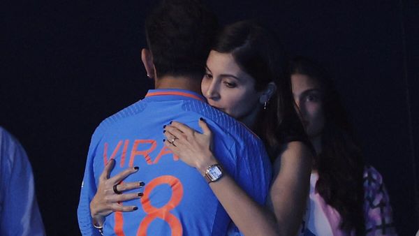 ವಿಶ್ವಕಪ್ ಸೋಲು: ಪತಿ ವಿರಾಟ್ ಕೊಹ್ಲಿಗೆ ಮಡದಿ ಅನುಷ್ಕಾ ಶರ್ಮಾರ ಅಪ್ಪುಗೆಯ ಸಾಂತ್ವನ, ಫೋಟೋ ವೈರಲ್