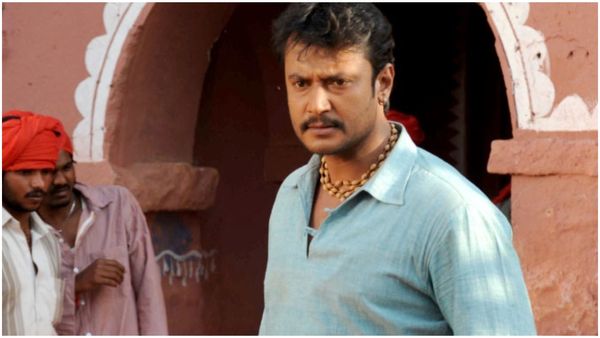 ಅಭಿಮಾನಿಯ ಎಡವಟ್ಟು; ನೋವಿನಿಂದ ಚೀರಿದ ದರ್ಶನ್