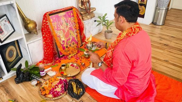 ಪ್ರತಿ ದಿನ ರಾತ್ರಿ ಪತ್ನಿಯ ಕಾಲಿಗೆ ನಮಸ್ಕಾರ ಮಾಡುತ್ತಾರಂತೆ ಈ ಸ್ಟಾರ್ ನಟ !