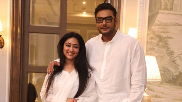 ಸೋಶಿಯಲ್ ಮೀಡಿಯಾದಲ್ಲಿ ದರ್ಶನ್ ಹೊಸ ಸಂಚಲನ: ಬಿಳಿ ಉಡುಪಿನಲ್ಲಿ ಮಿಂಚಿದ ಅಭಿಮಾನಿಗಳ 'ಅಣ್ಣ-ಅತ್ತಿಗೆ'