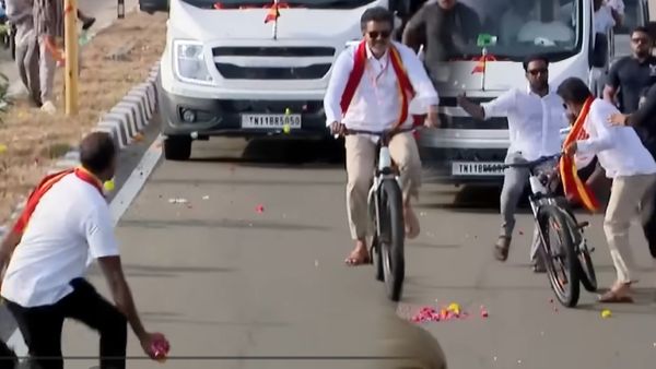 ಅಭಿಮಾನಿ ಎಸೆದ ಹೂವನ್ನು ಬಾಂಬ್‌ ಎಂದುಕೊಂಡು ಎದ್ನೋ ಬಿದ್ನೋ ಎಂದು ಓಡಿ ಹೋದ ವಿಜಯ್