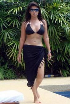 നയന്‍സ്‌ വീണ്ടും ബിക്കിനിയില്‍