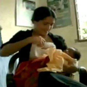 സല്‍മ ഹയക്കിന്റെ മുലപ്പാല് ആഫ്രീക്കന്‍ കുട്ടിയ്ക്ക്