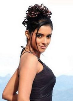 അസിന്‍ സ്വയം ശവക്കുഴി തോണ്ടുന്നു!!