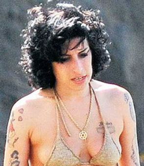 ബീച്ചില്‍ ആമിയുടെ സാഹസിക പ്രകടനം