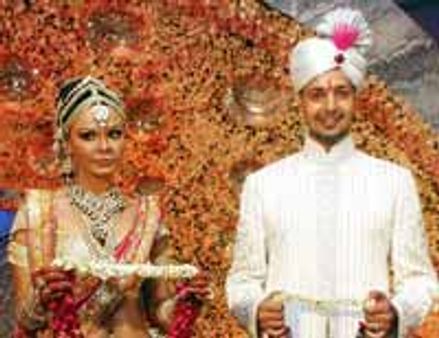 പണമില്ല: രാഖിയുടെ വിവാഹം വൈകും